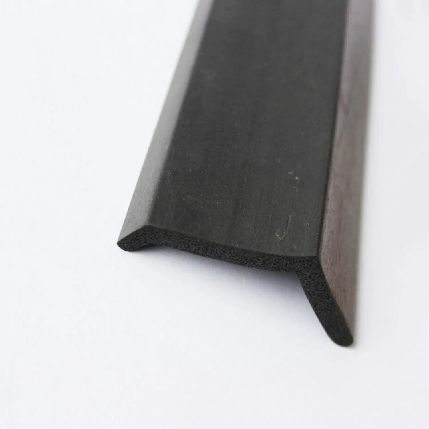 China 3m EPDM Spoiler Bumper Skirt Rubber Seal Strip for Automotive Door and Window Seal