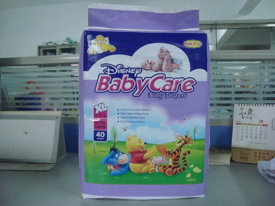 Tela como pañal de bebé con cinta mágica y ADL azul en el medio