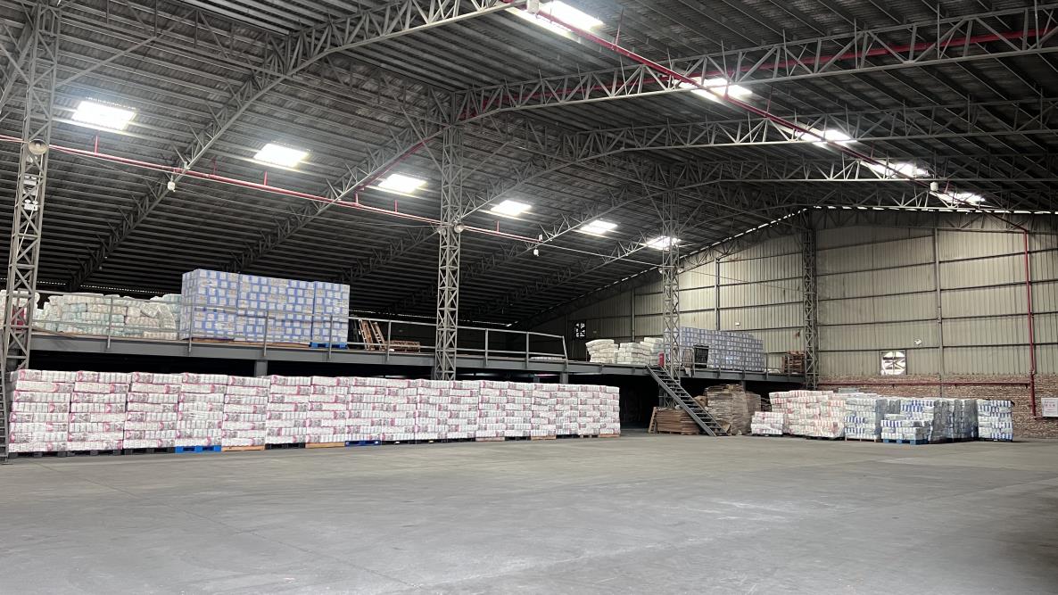 Almacén de cajas de pañales listos para exportación — Paso Health
