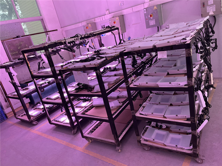 Luz de Cultivo LED de Espectro Completo de Altos Rendimentos para Plantas Médicas Comerciais 10watt 20watt 30watt 50watt Interior Exterior IP65 Alto Umol 660nm Luminária LED de Chip Vermelho ETL