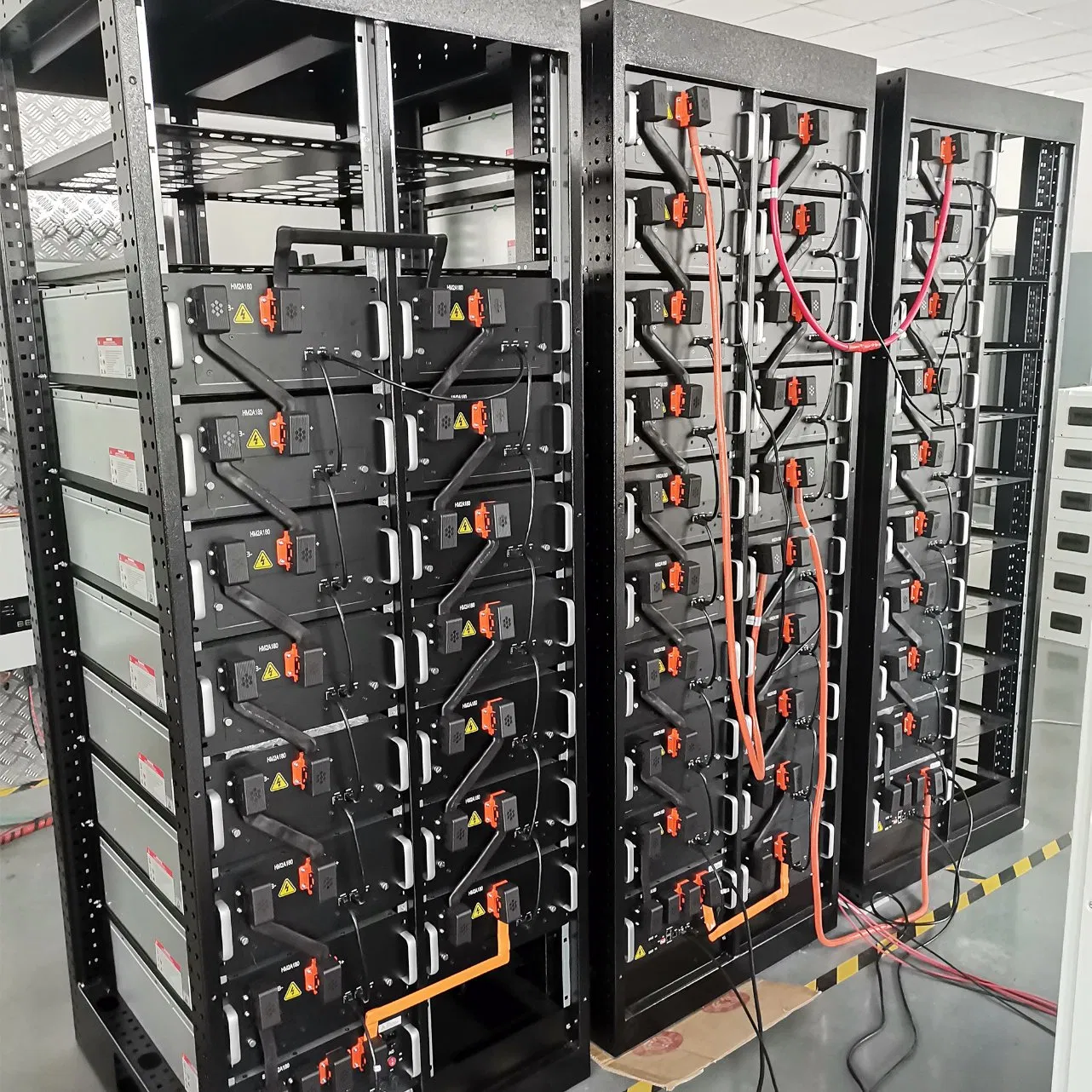 الكهرباء 48V بطارية ليثيوم 50ah 100ah 200ah 300ah 100kwh 300kwh بطاريات أساسية للصناعة