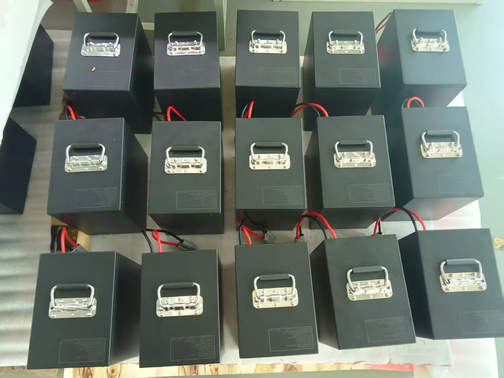 بطارية ثلاثية العجلات القابلة لإعادة الشحن 72V 45ah بطارية ليثيوم أيون مقاومة للماء للدراجة الكهربائية LFP، خيارات سعة عالية 48V20/30/45/80ah للدراجة الكهربائية السكوتر
