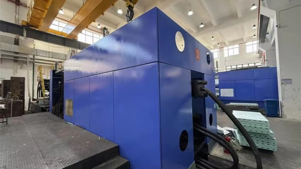 Aluminum shutter louver systems for external solar shading and facades