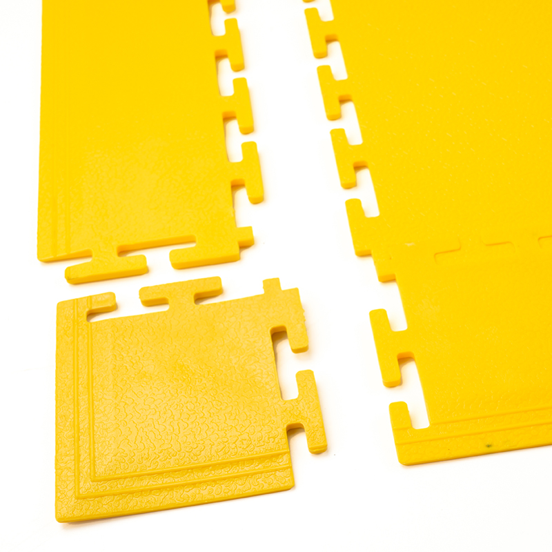 High Tensile Strength Portable Plastic Garage Flooring Tiles Modular PVC Garage Flooring Industrial Floor Tiles for Workshop