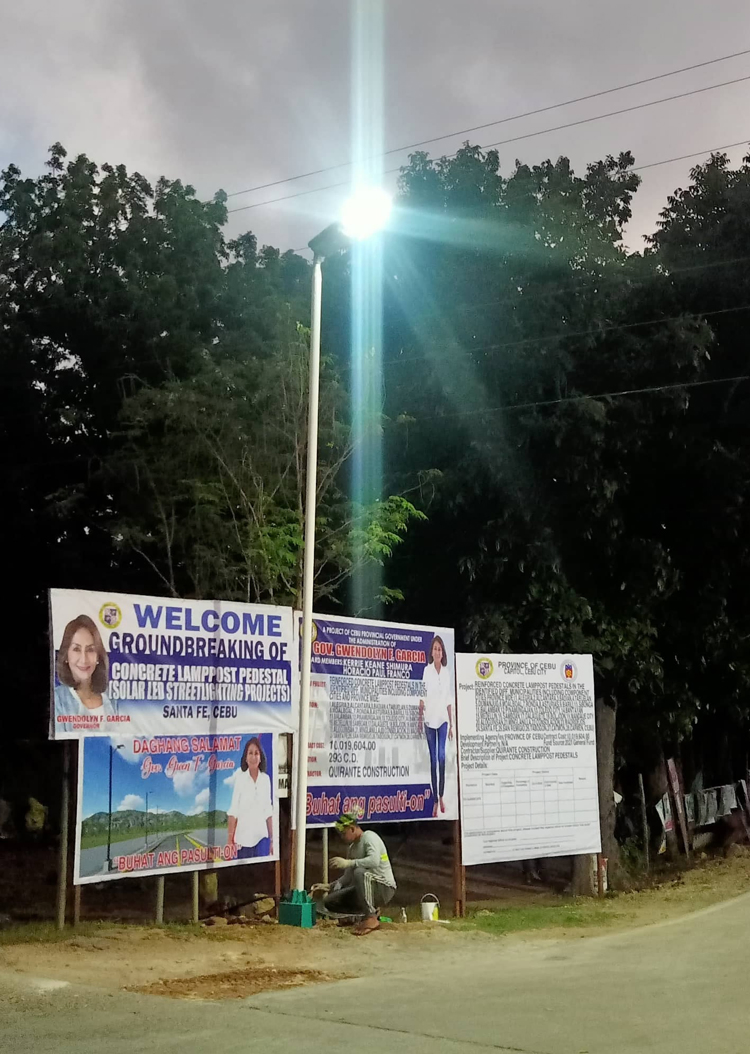 Outdoor Solar Street Light Pole LiFePO4 Battery Overcharge Protection Solar Powered Road Light