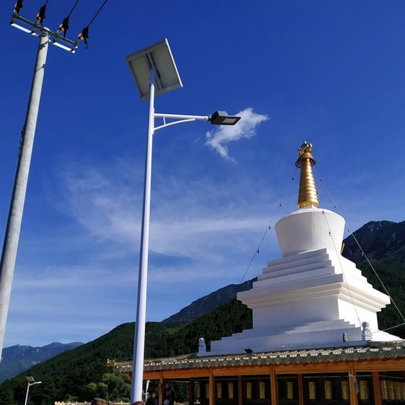 Outdoor Lighting Solution: 100W LED Solar Street Light for Roads