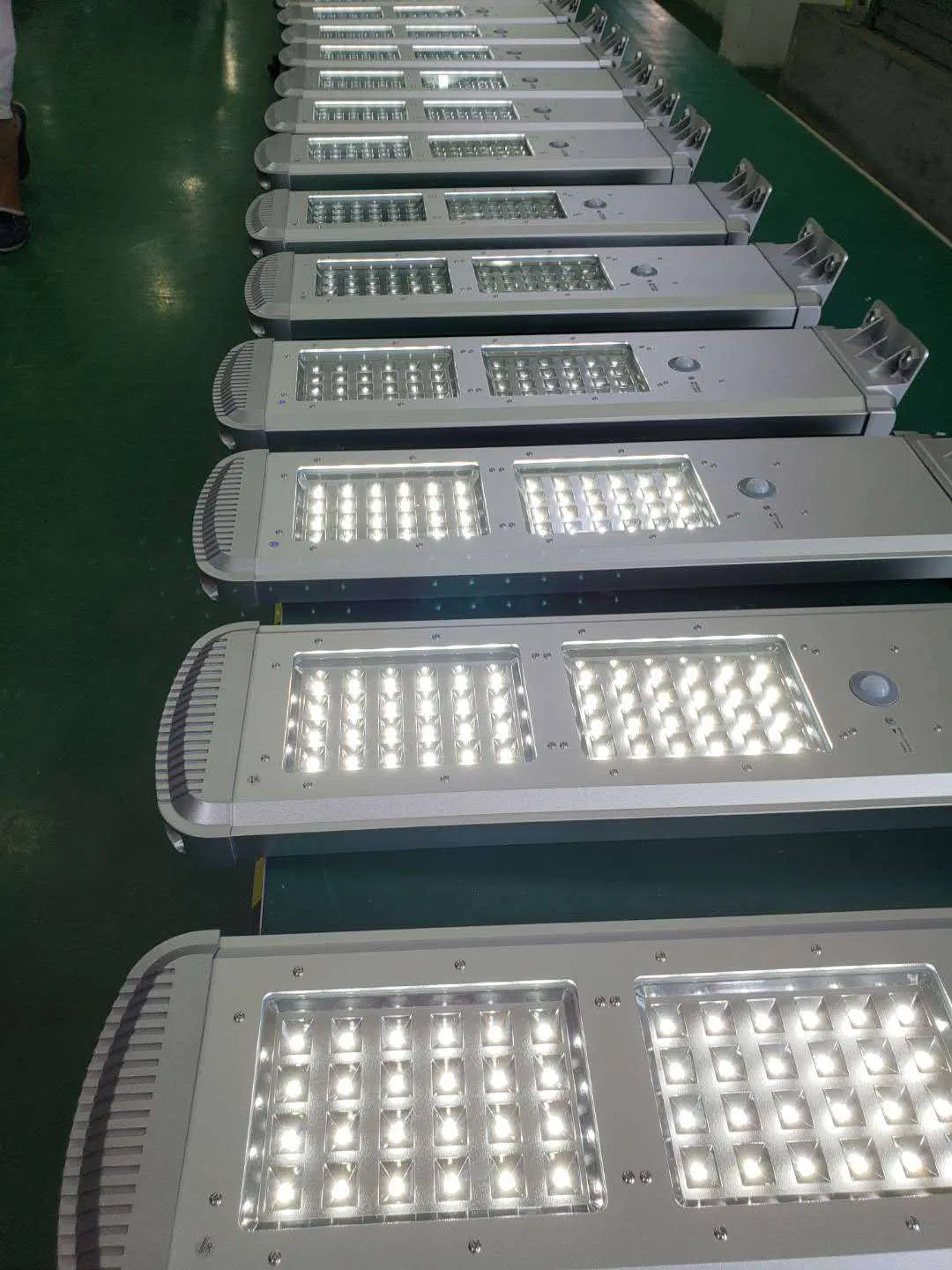 High Brightness Solar Powered Road Waterproof Outdoor All-in-One Integrated LED Solar Street Light