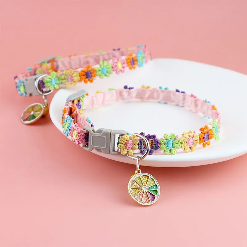 Coleira de Gato com Estampa de Flores e Fivela de Plástico, Coleira Ajustável para Cães Pequenos, Médios e Grandes, Presente Fofo para Pets com Sino
