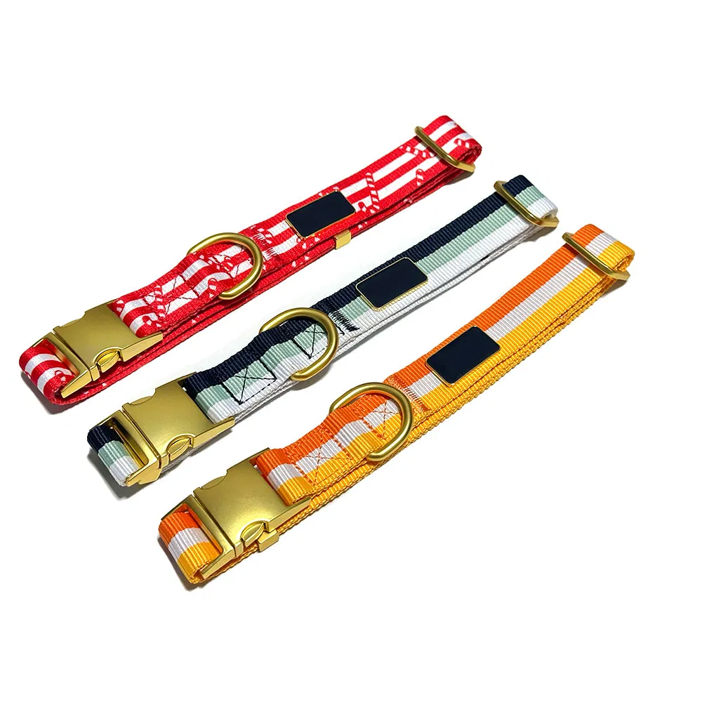 Coleira para cachorro personalizada de luxo, designer, macia, ajustável, confortável, moda, com fecho rápido em metal dourado e logotipo