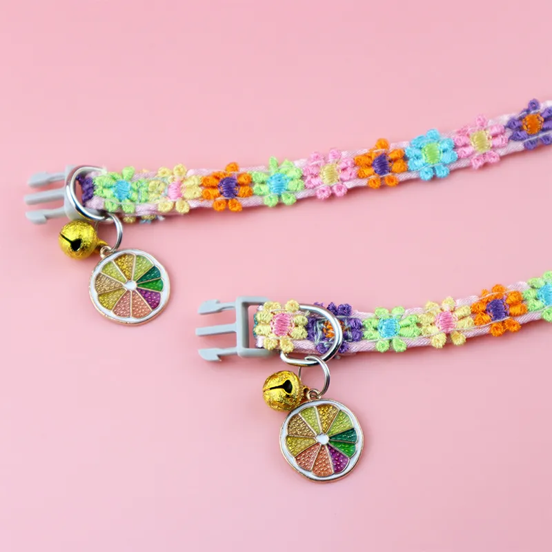 Coleira de Gato com Estampa de Flores e Fivela de Plástico, Coleira Ajustável para Cães Pequenos, Médios e Grandes, Presente Fofo para Pets com Sino