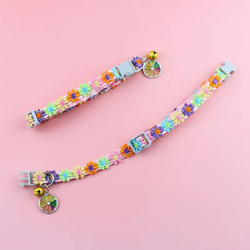 Coleira de Gato com Estampa de Flores e Fivela de Plástico, Coleira Ajustável para Cães Pequenos, Médios e Grandes, Presente Fofo para Pets com Sino