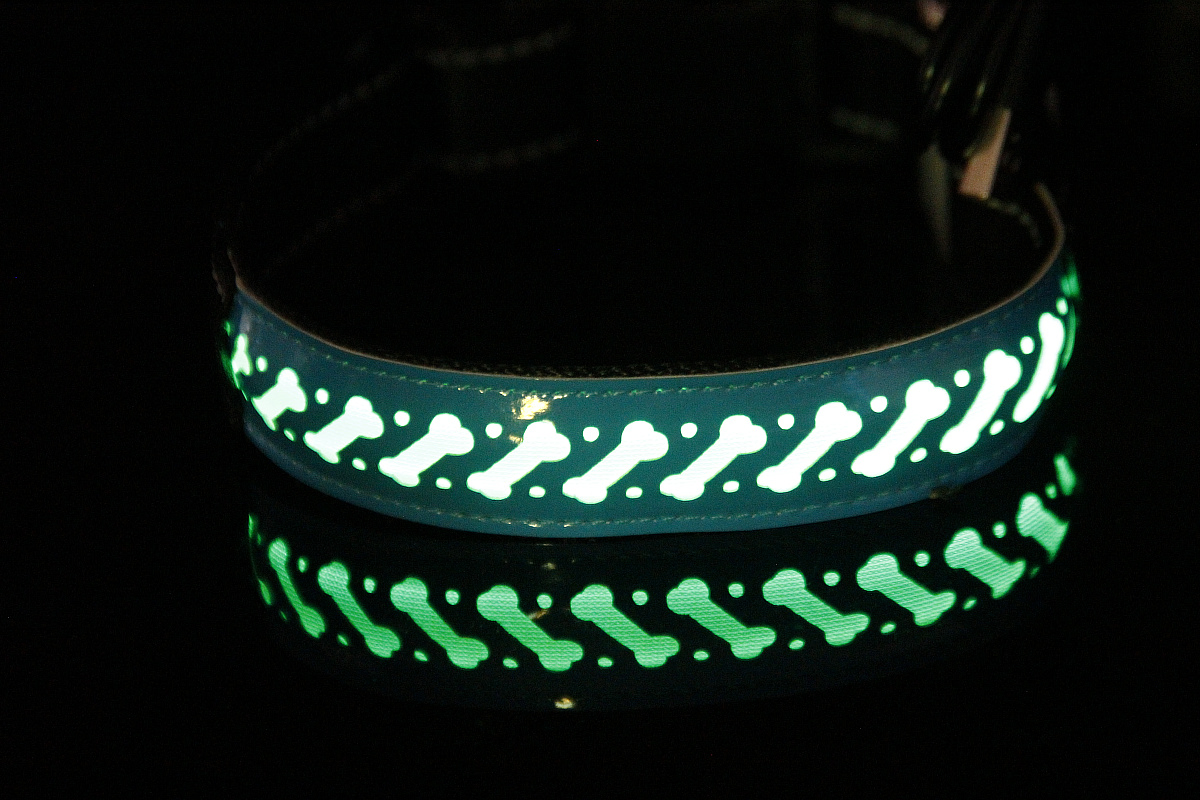 LED Pet Luminous Collar, Nighttime Pet Flashing Neckband, Leather Carved Fiber Optic Glowing Collar Directly Supplied by Manufacturers
