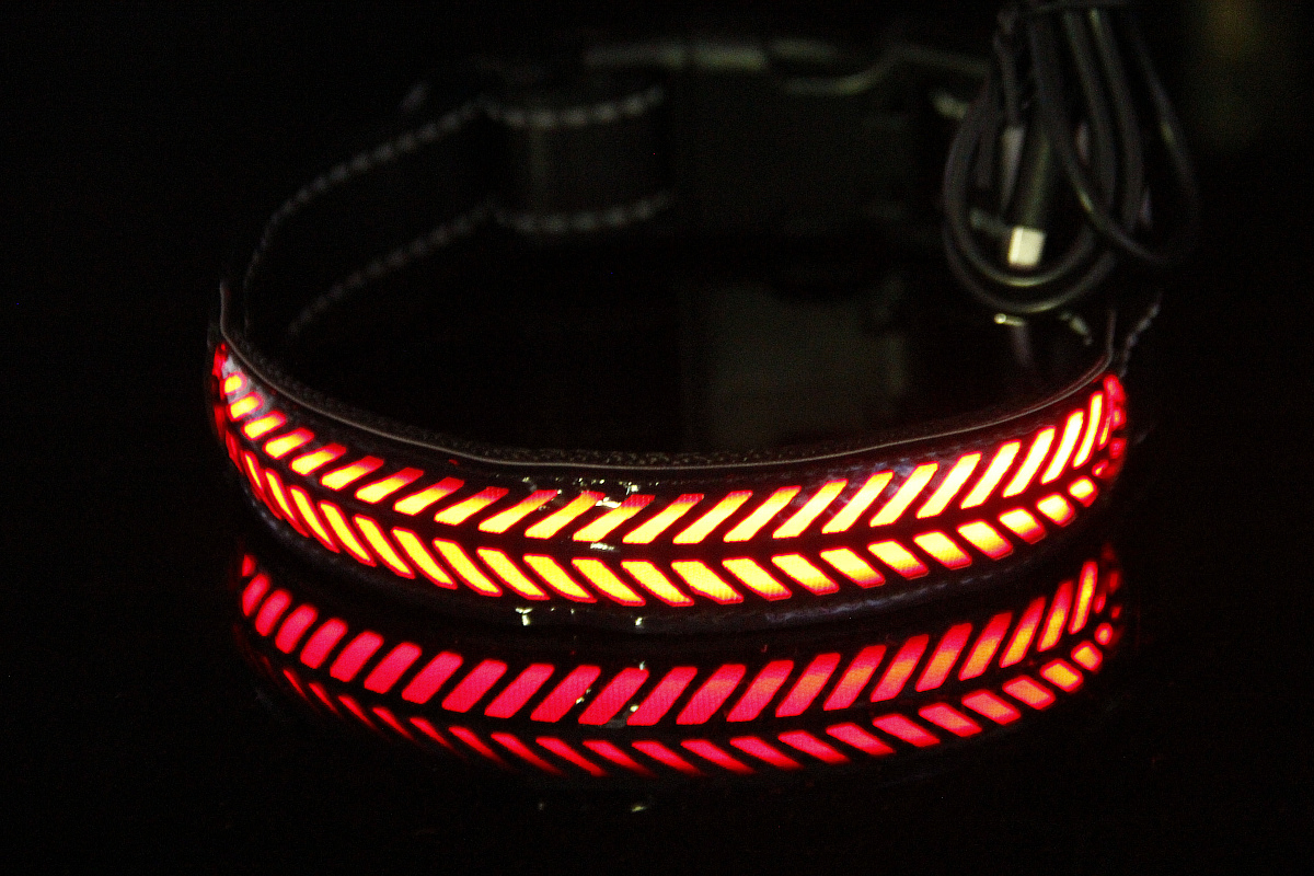 LED Pet Luminous Collar, Nighttime Pet Flashing Neckband, Leather Carved Fiber Optic Glowing Collar Directly Supplied by Manufacturers