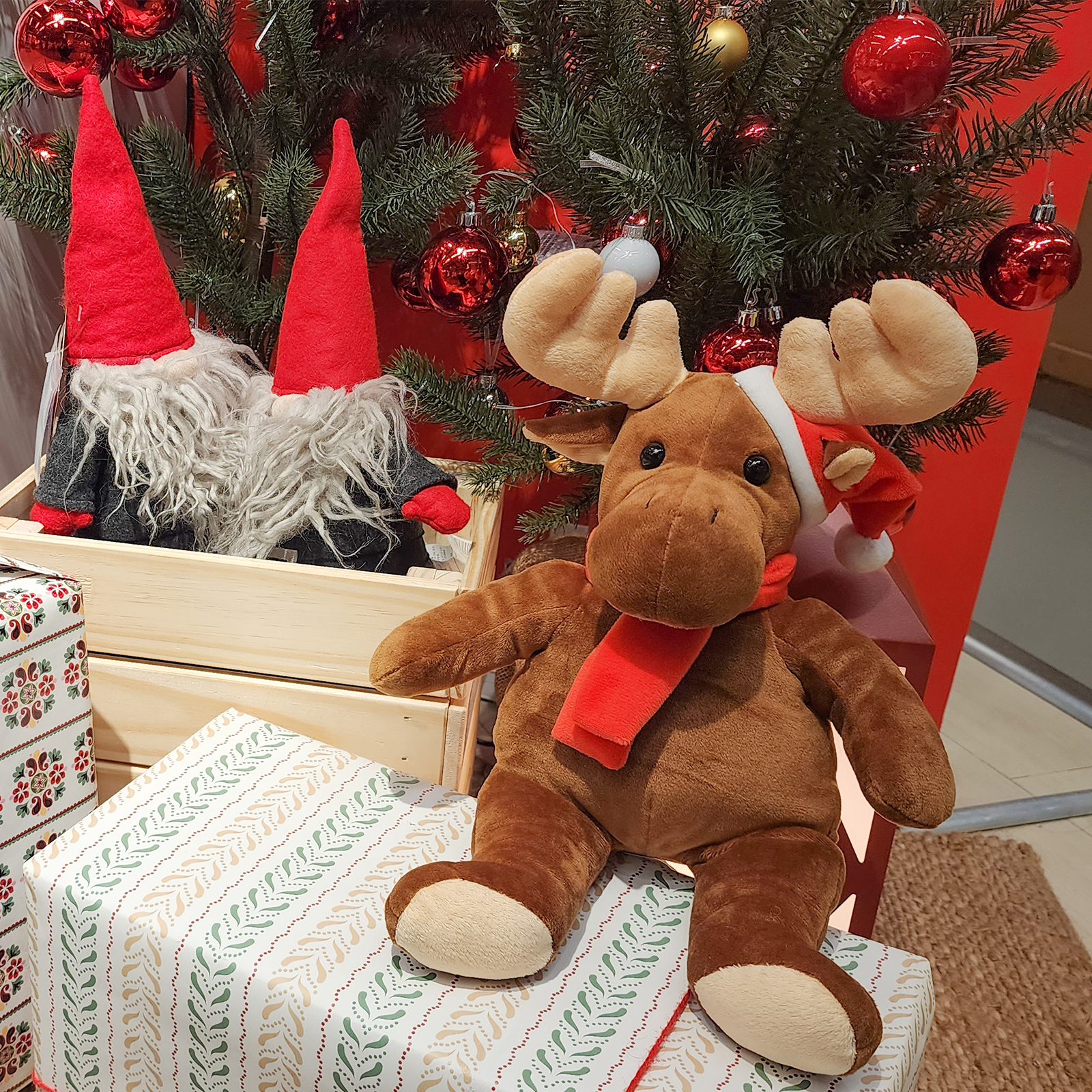 Wholesale Plush Moose Toy Soft Stuffed Reindeer Plush with Christmas Hat Cute Holiday Decoration Bulk Animal Toy for Christmas