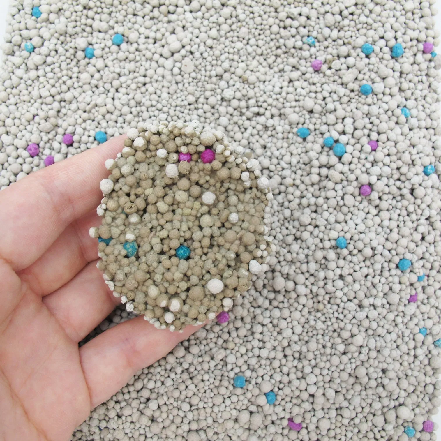 Popular Environmental Super Absorbent Srong Odor Control Scooping Clumping Pet Supply Cat Cleaning OEM Fragrances Toilet Kitty Litter Bentonite Clay Cat Sand