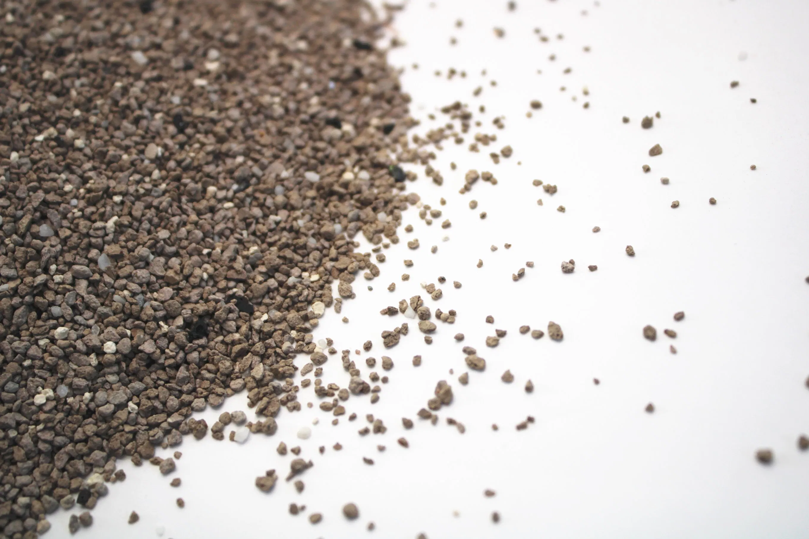 OEM Custom Natural 10kg Flavored Cat Litter Low Dust Color Spherical High Quality Clay Bentonite Cat Litter