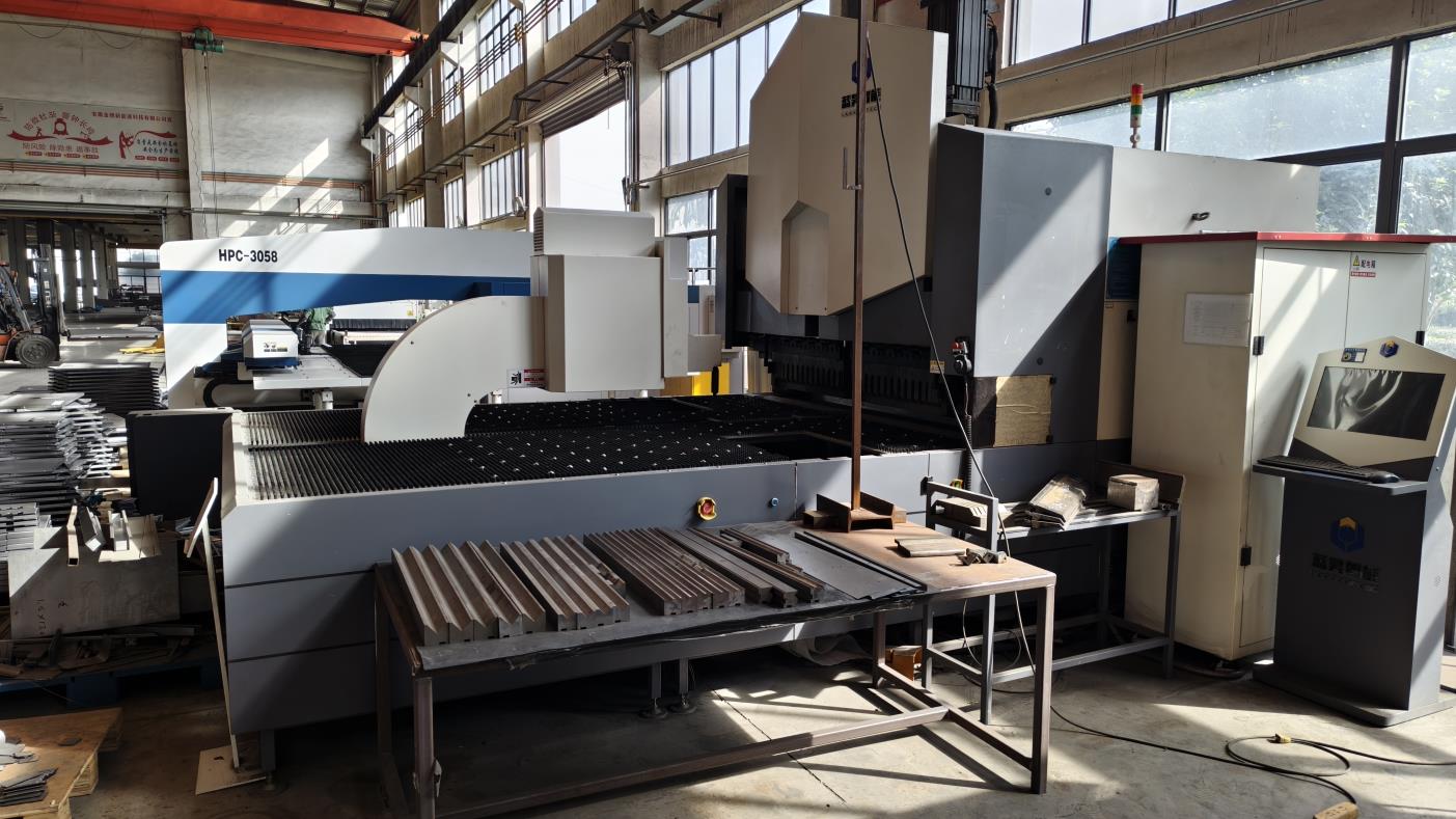 CNC bending machine for precision metal forming