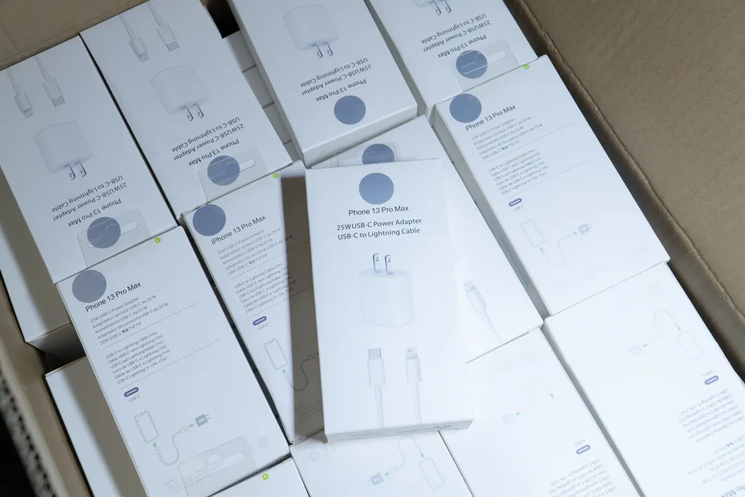 Dual Port USB Travel Charger View 2