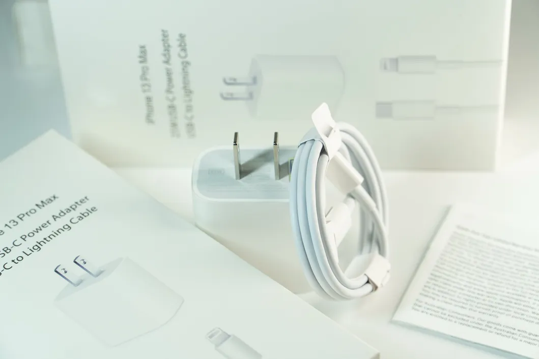 Dual Port USB Travel Charger View 3