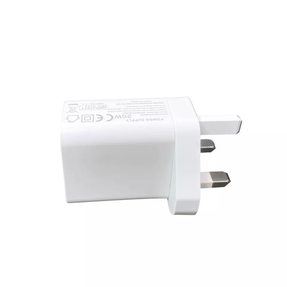 UK 3 Pin Plug in Quick Charging Adapter Dual Port Singapore Safety Mark 20W Pd USB C Wall Charger for Mobile Phone