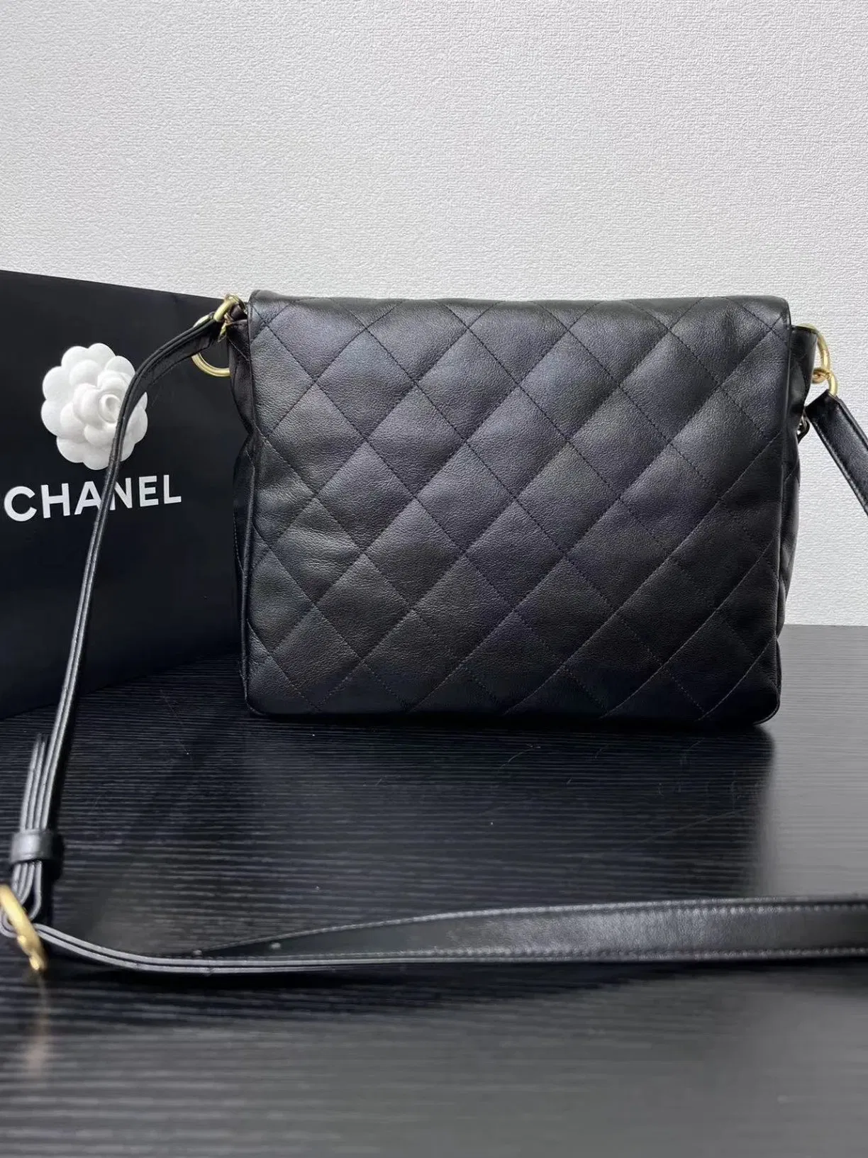 Bolso de Hombro Replica de Diseñador Premium 1: 1 Negro Acolchado de Piel de Cordero Estilo Mensajero con Herrajes en Tonos Plateados Calidad Auténtica Copia Perfecta Gran Capacidad Bandolera