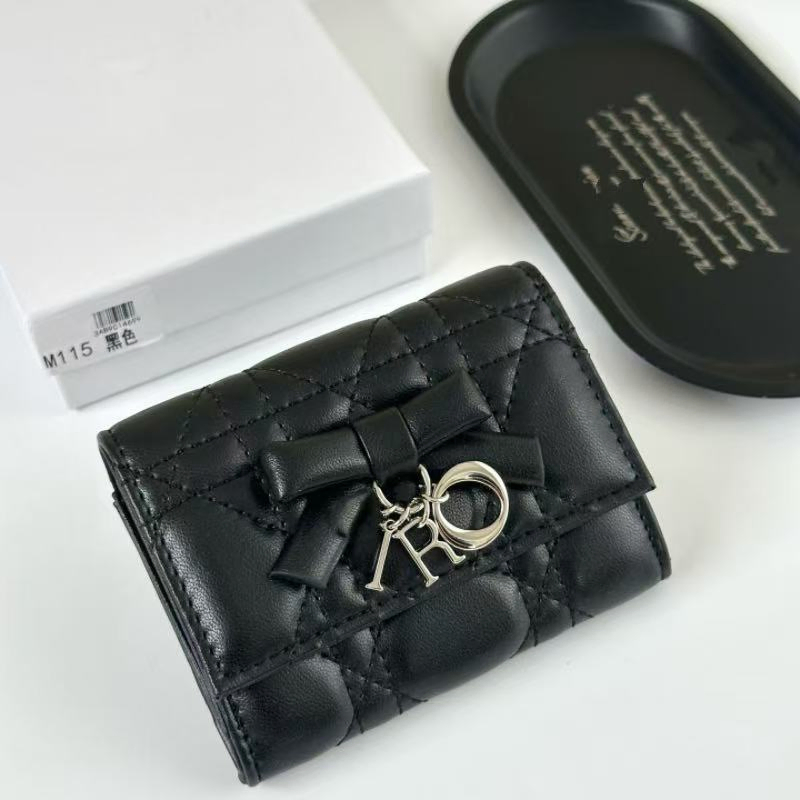 Bolsos Super Clone de cuero acolchado con diamantes, charm de metal con letras plateadas, billetera trifold con múltiples ranuras para tarjetas, bolso de viaje, bolso de lujo