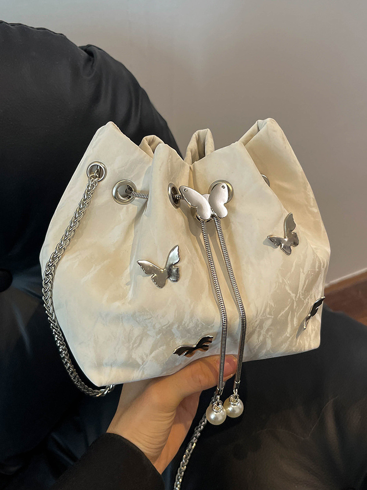 Bolso de hombro de cuero PU para mujeres al por mayor con elegante charm de mariposa, bolso tipo cubo