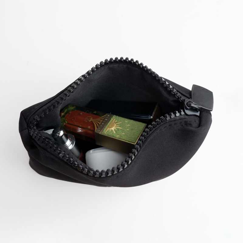 Bolsa de maquillaje pequeña de neopreno negro personalizada para artículos de tocador y cosméticos