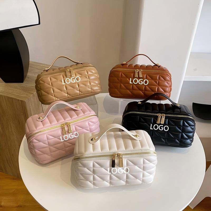 Logo personalizado de lujo, portátil, gran capacidad, bolsa de maquillaje de cuero PU acolchado, regalo de etiqueta privada, organizador de almacenamiento de belleza para viajes con asa suave, bolsa cosmética para damas