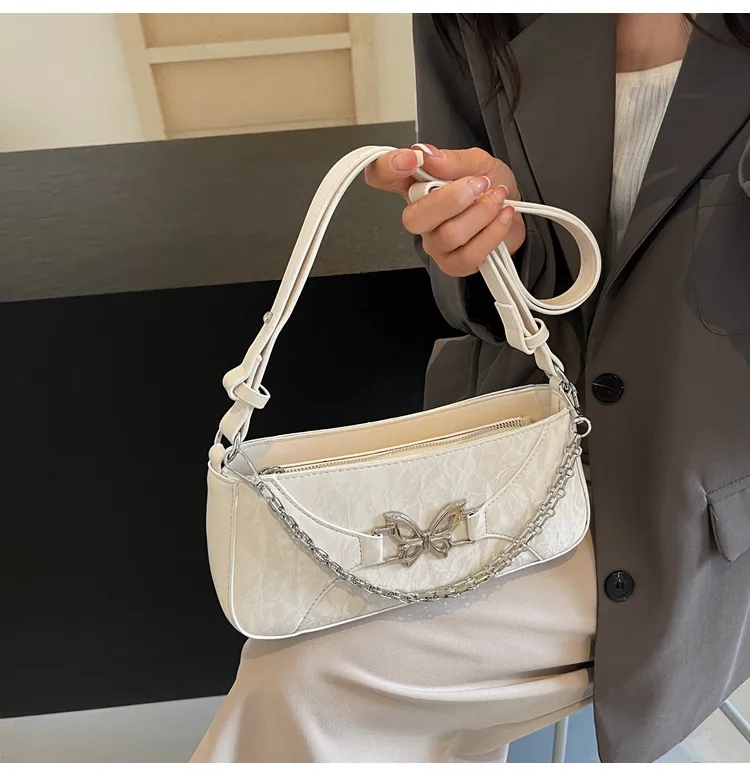 Bolso baguette de cuero blanco texturizado para mujer con decoración de mariposa plateada, bolso de cuero blanco casual con herrajes de mariposa y cadena