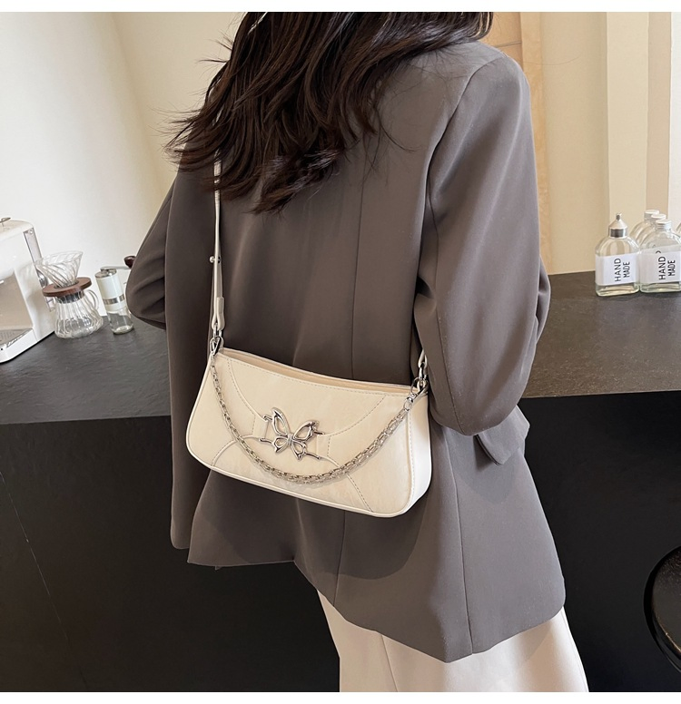 Bolso baguette de cuero blanco texturizado para mujer con decoración de mariposa plateada, bolso de cuero blanco casual con herrajes de mariposa y cadena