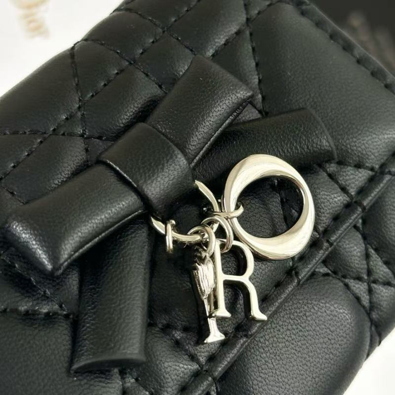 Bolsos Super Clone de cuero acolchado con diamantes, charm de metal con letras plateadas, billetera trifold con múltiples ranuras para tarjetas, bolso de viaje, bolso de lujo