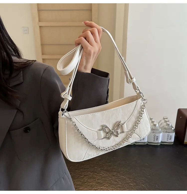 Bolso baguette de cuero blanco texturizado para mujer con decoración de mariposa plateada, bolso de cuero blanco casual con herrajes de mariposa y cadena