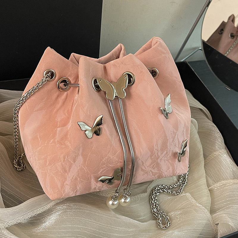 Bolso de hombro de cuero PU para mujeres al por mayor con elegante charm de mariposa, bolso tipo cubo