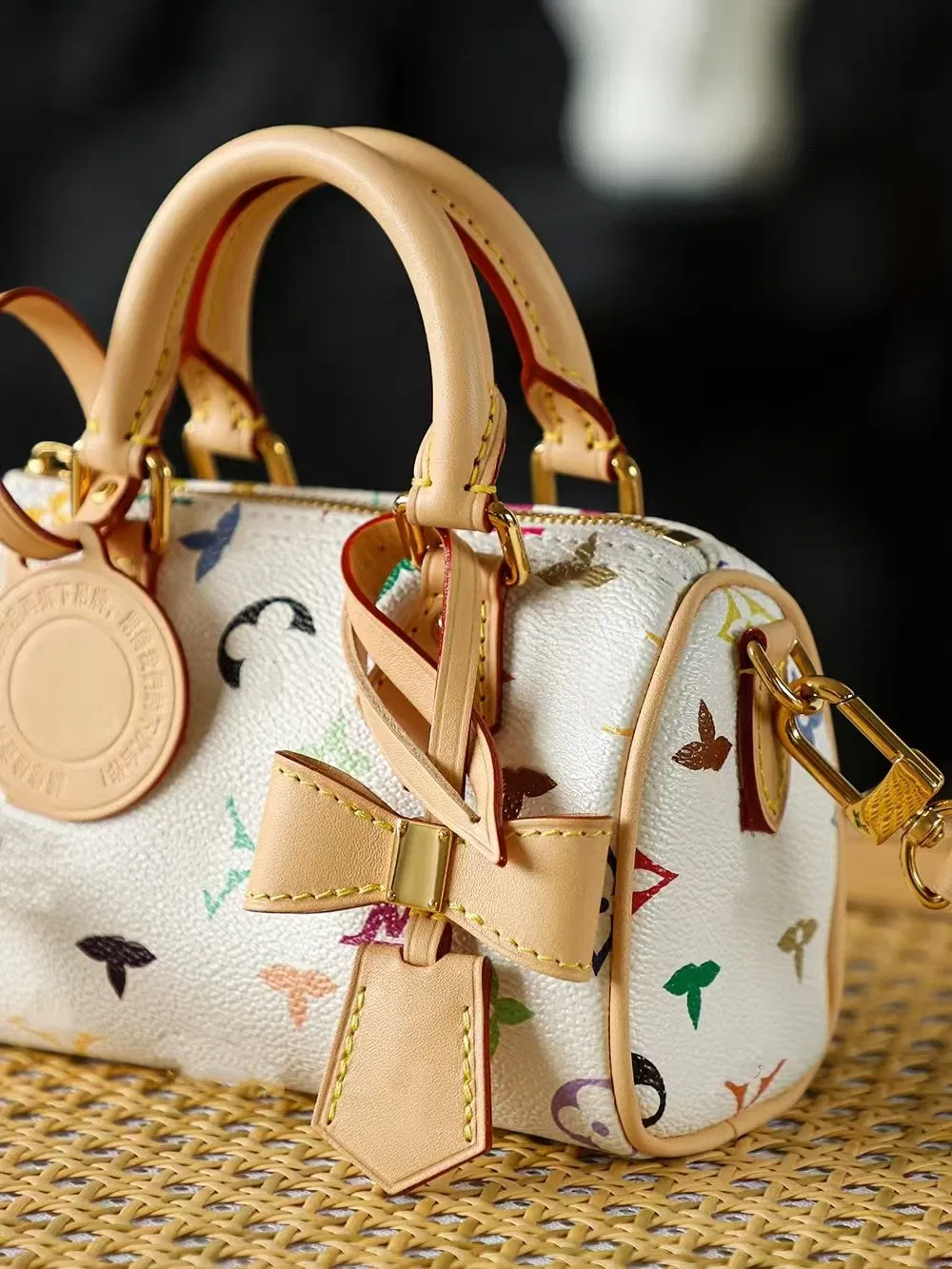 Bolso de barril mini multicolor con monograma, cuero premium, diseño portátil, combinación diaria ideal y venta al por mayor disponible