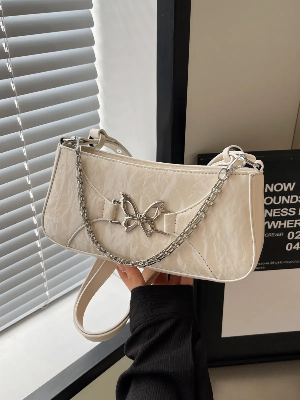 Bolso baguette de cuero blanco texturizado para mujer con decoración de mariposa plateada, bolso de cuero blanco casual con herrajes de mariposa y cadena