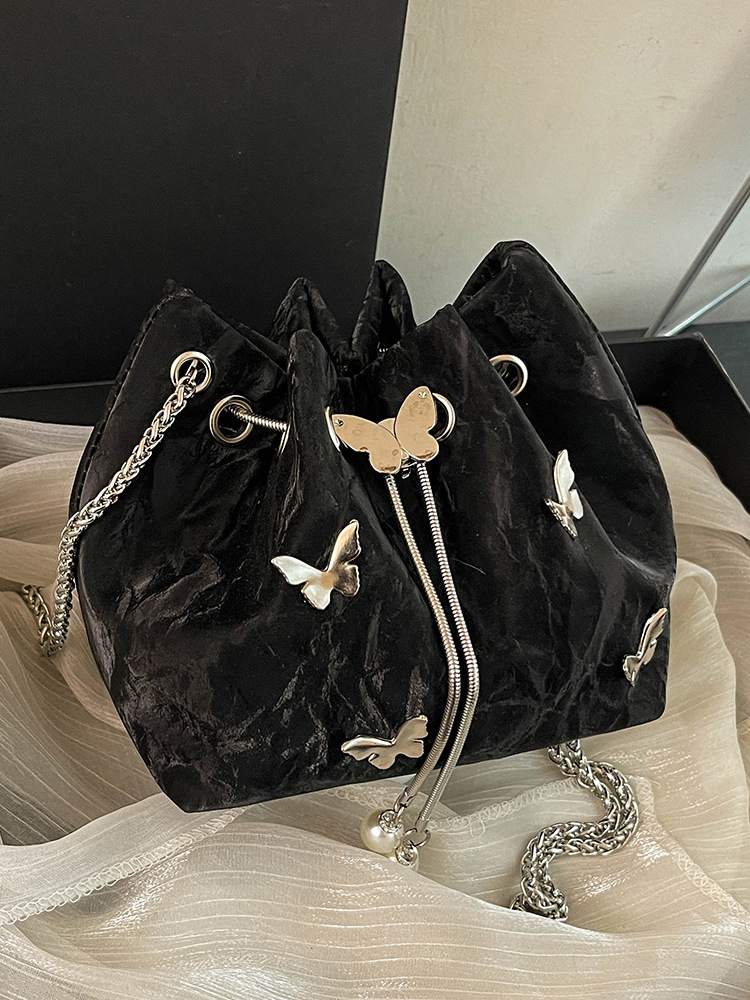 Bolso de hombro de cuero PU para mujeres al por mayor con elegante charm de mariposa, bolso tipo cubo