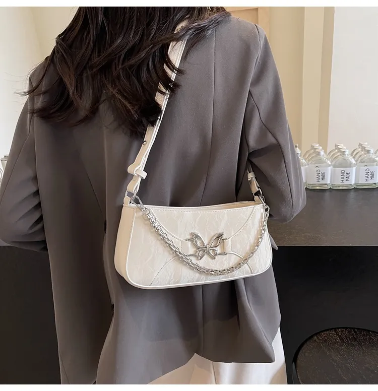 Bolso baguette de cuero blanco texturizado para mujer con decoración de mariposa plateada, bolso de cuero blanco casual con herrajes de mariposa y cadena