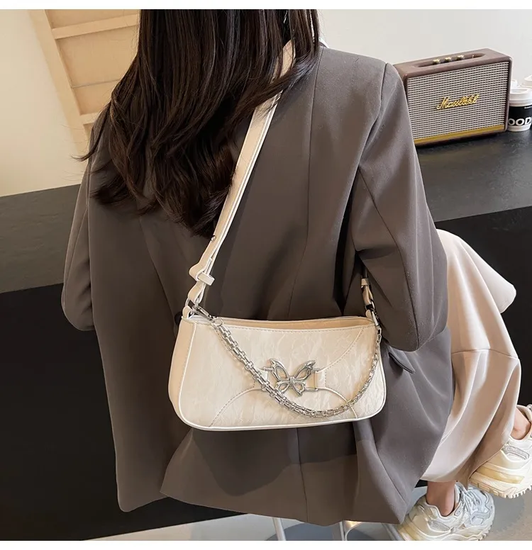 Bolso baguette de cuero blanco texturizado para mujer con decoración de mariposa plateada, bolso de cuero blanco casual con herrajes de mariposa y cadena