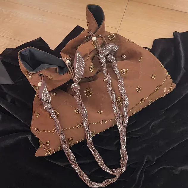 Detalle de bolsa de mujer