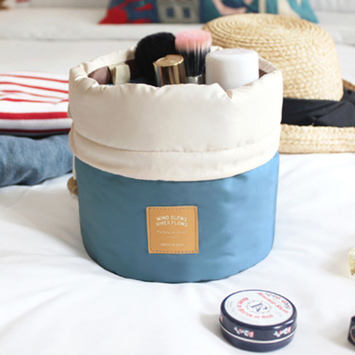 Bolsa organizadora de maquillaje de viaje con forma de barril y cordón