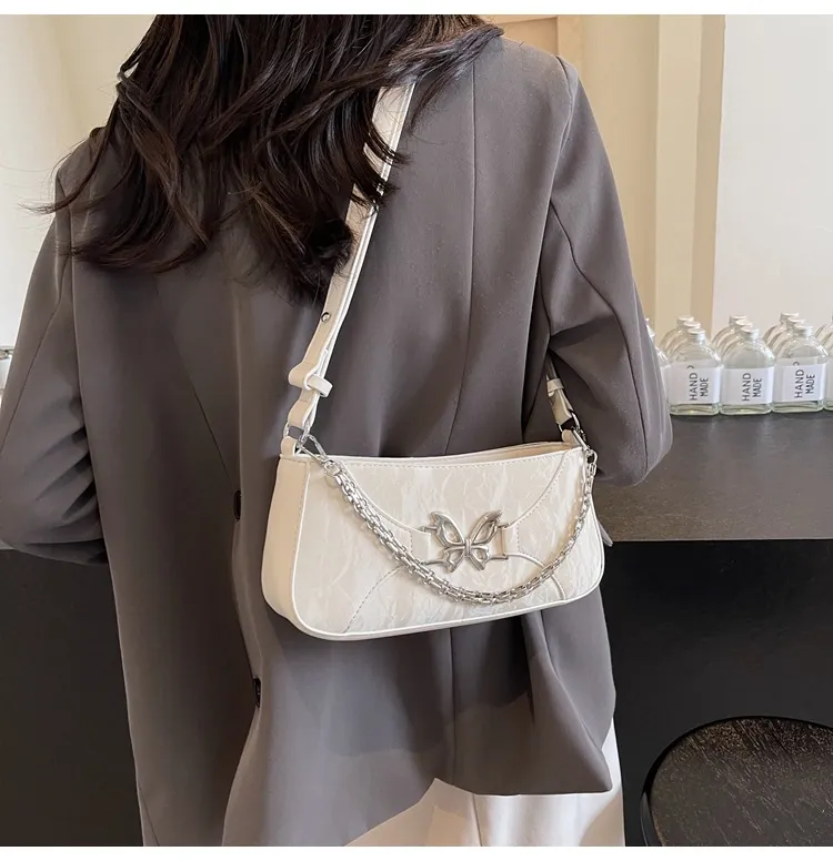 Bolso baguette de cuero blanco texturizado para mujer con decoración de mariposa plateada, bolso de cuero blanco casual con herrajes de mariposa y cadena