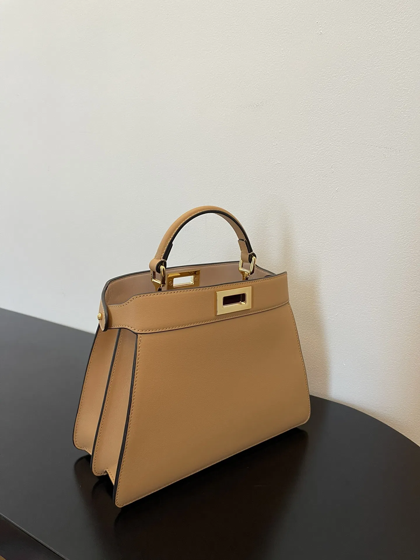 Bolsos de cuero para mujeres de marca personalizada F Baguette Peekaboo de The Way