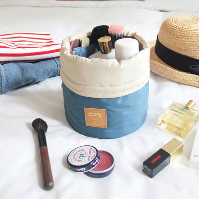 Bolsa organizadora de maquillaje de viaje con forma de barril y cordón