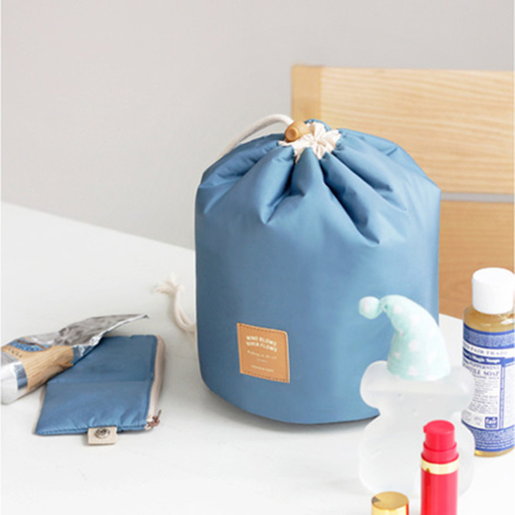 Bolsa organizadora de maquillaje de viaje con forma de barril y cordón