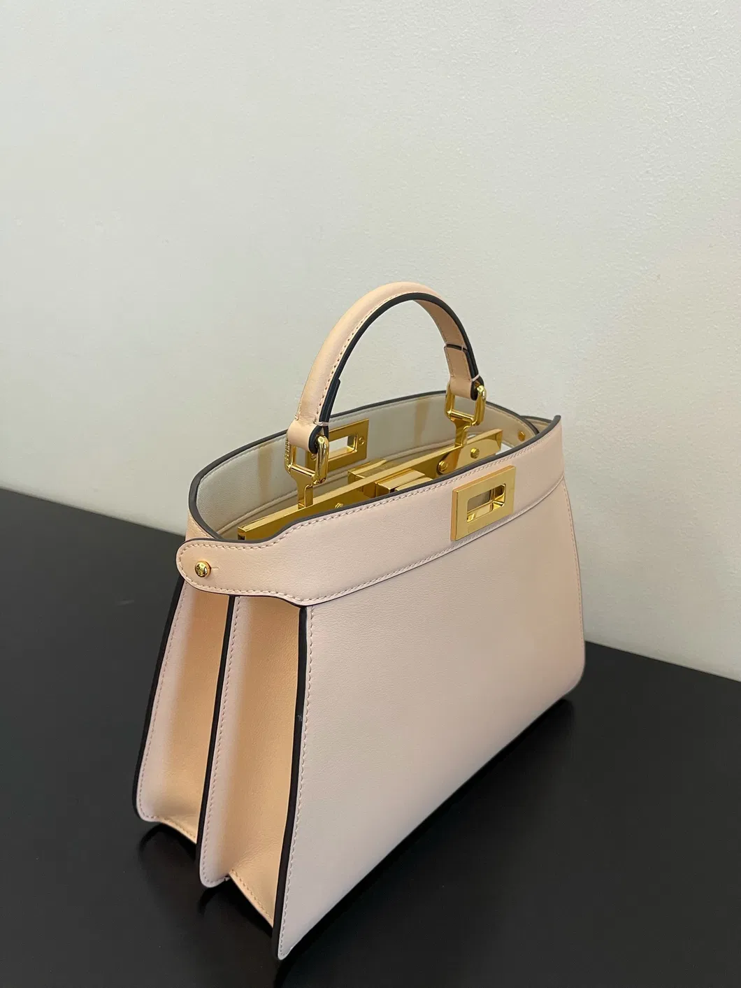 Bolsos de cuero para mujeres de marca personalizada F Baguette Peekaboo de The Way