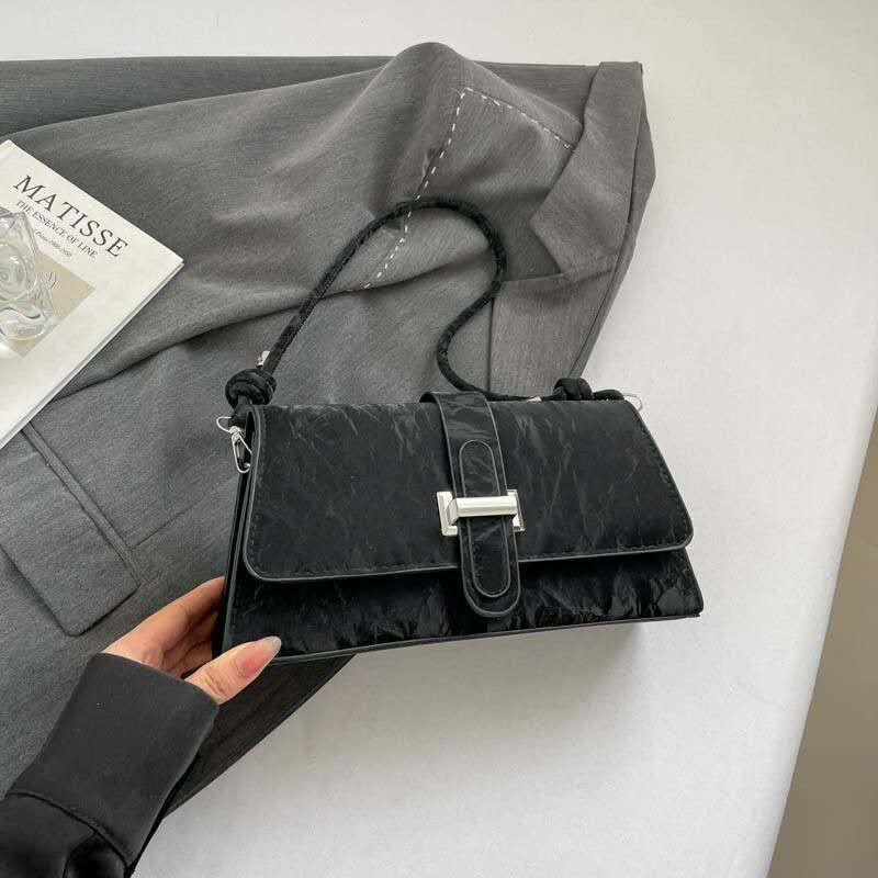 Bolso de hombro de PU texturizado con asa anudada y hebilla de metal, bolso pequeño