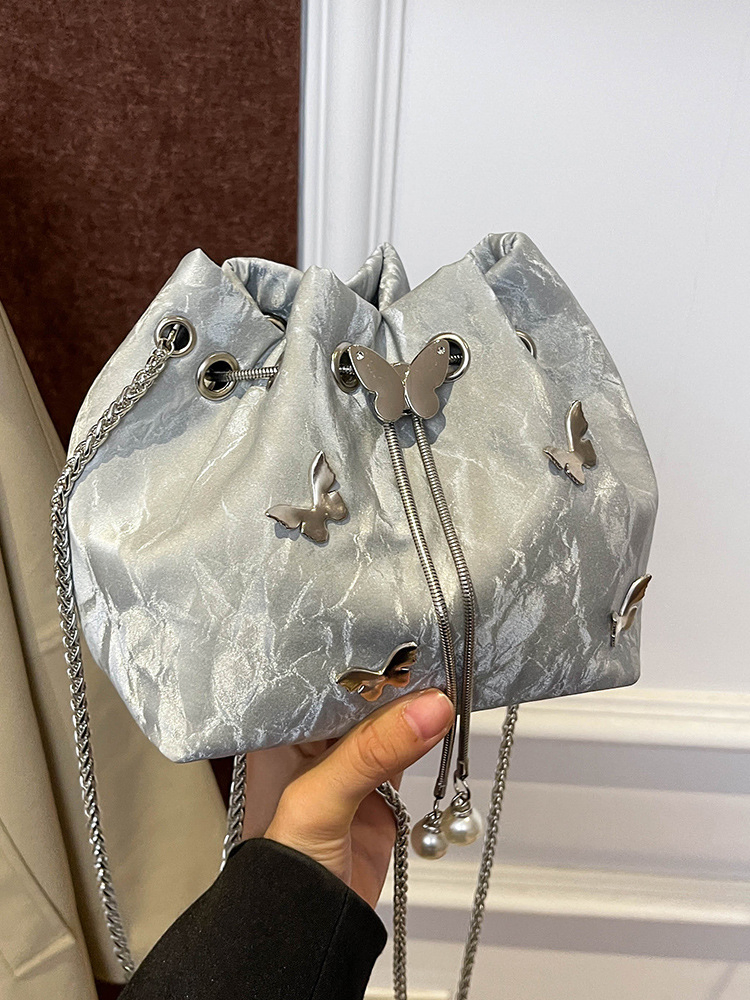 Bolso de hombro de cuero PU para mujeres al por mayor con elegante charm de mariposa, bolso tipo cubo