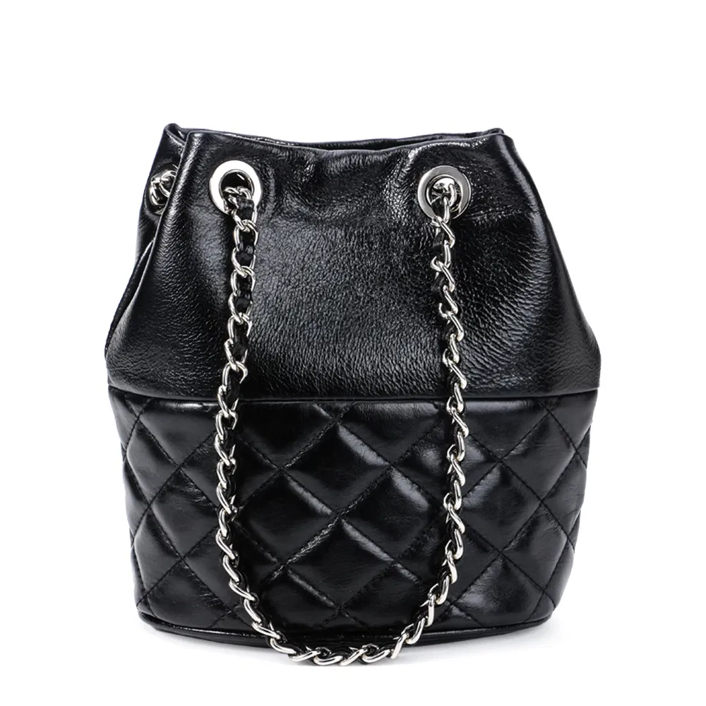 2026 Bolsa baguette de cuero negro minimalista con solapa asimétrica, bolso de hombro para uso diario