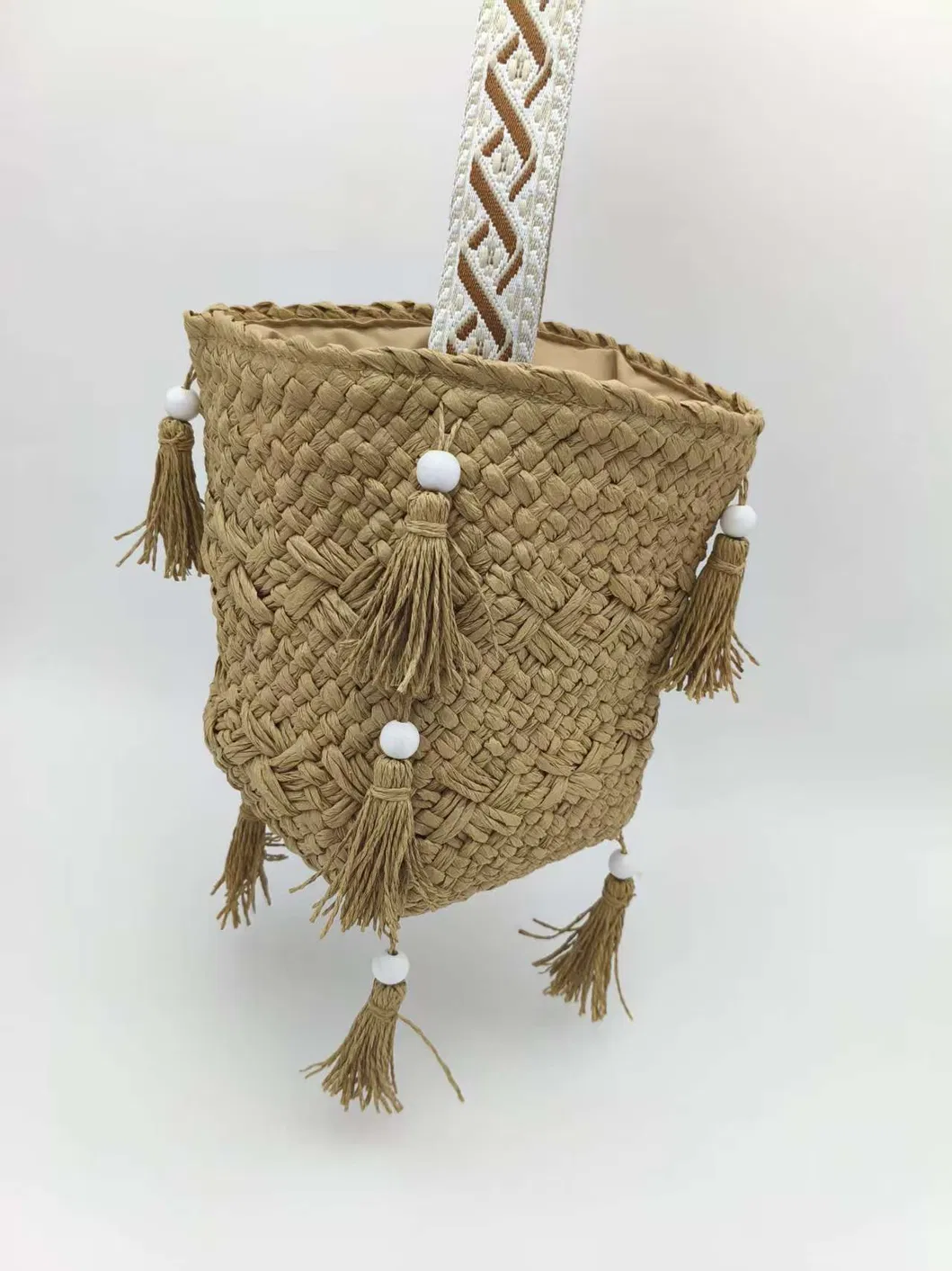 Bolso de playa de hombro tejido a mano con borlas y cuentas